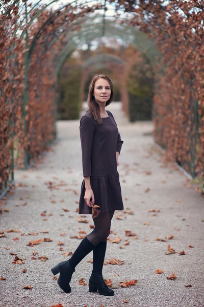 Vrouw in park — Stockfoto