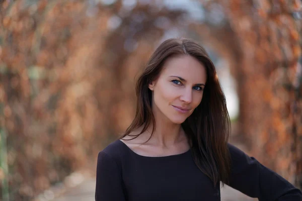 Vrouw in park — Stockfoto