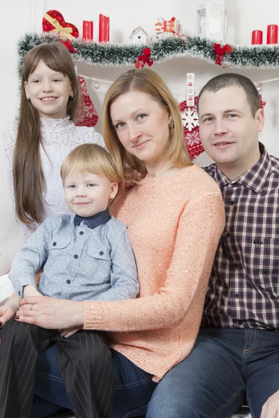 Famiglia con decorazioni natalizie — Foto Stock