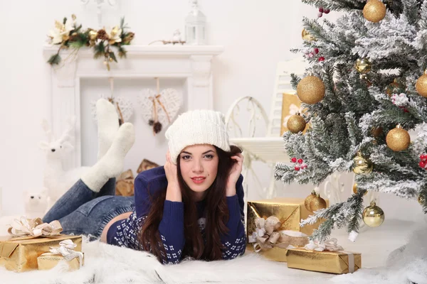 Frau feiert Weihnachten — Stockfoto