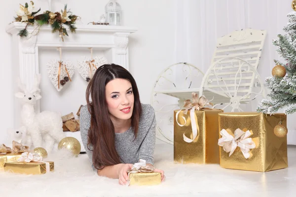 Mujer celebrando la Navidad — Foto de Stock