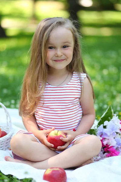 Meisje ontspannen in park — Stockfoto