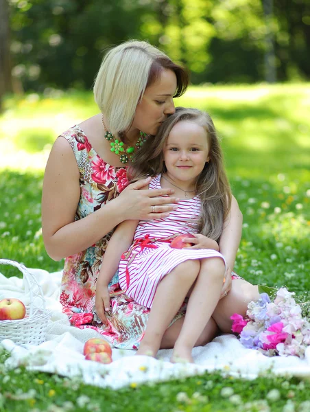 Meisjes ontspannen in park — Stockfoto