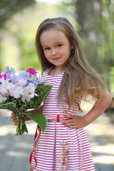 Ragazza a piedi nel parco — Foto Stock