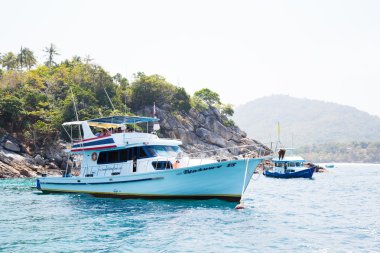 Phi Phi Adaları sahilde turistler ile mavi yolculuk
