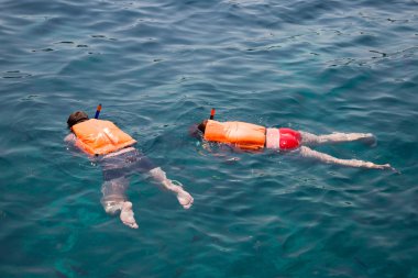 İnsanlar, Andaman Denizi, snorkeling içinde nişanlı Tayland sahil