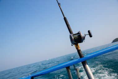 Andaman Denizi'nde bir tekne ile Balık tutma trolling tuna kıyıları Tay