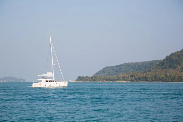 Catamaran wandelen tussen de eilanden op de Andaman Zee, Thailand — Stockfoto