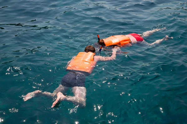 Lidé zabývající se šnorchlování, Andamanské moře, pobřeží Thajska — Stock fotografie