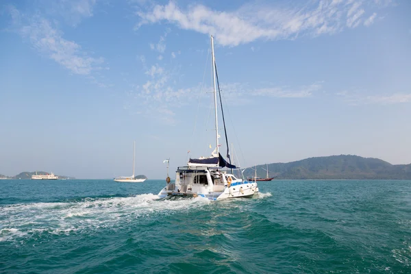 Catamarano a piedi tra le isole, Mare delle Andamane, costa di Thail — Foto Stock