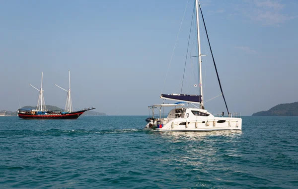 Navi a vela nel Mare delle Andamane, Thailandia — Foto Stock