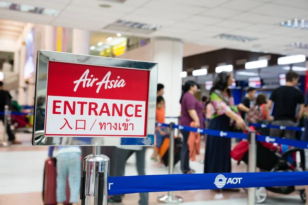 亚洲航空在普吉岛国际机场公司人 — 图库照片