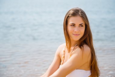 Düşünceli kadın başka tarafa bakıyor. 