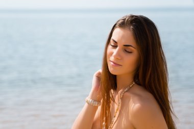 düşünceli kız sahilde 