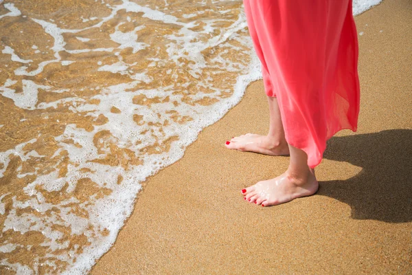 一名年轻女子在沙滩上的脚 — 图库照片