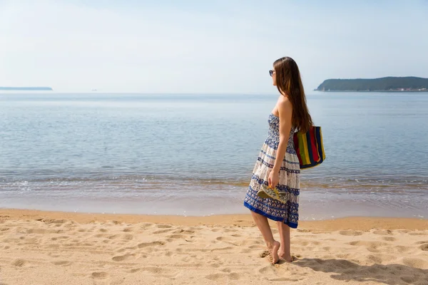 모래 해변에 서 있는 어린 소녀 — 스톡 사진