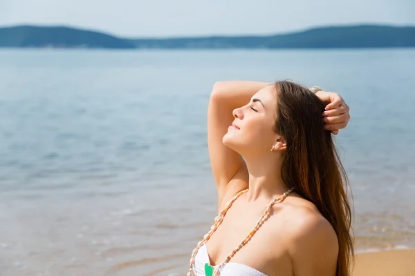 Retrato de menina bonita descansando na praia — Fotografia de Stock