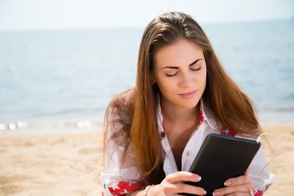 Młoda kobieta odpoczynku z tabliczka Pc na plaży — Zdjęcie stockowe