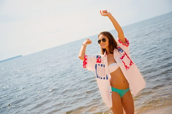 Gelukkige vrouw op een tropisch strand — Stockfoto