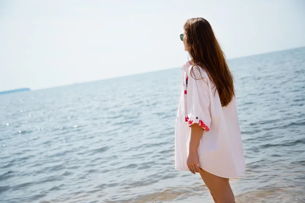 Mooi meisje op een tropisch strand — Stockfoto