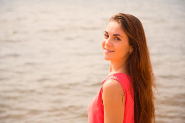 güzel bir kız bir arka planda deniz