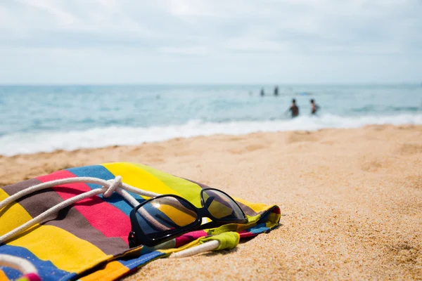 Strandzubehör am Sandstrand — Stockfoto