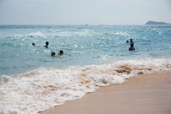 Menschen entspannen sich an einem Sommertag auf dem Meer — Stockfoto