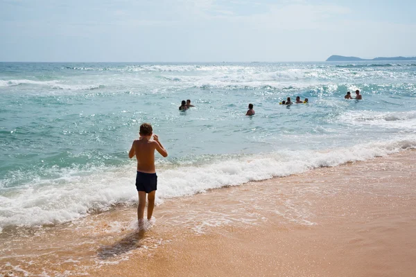 Les gens nagent dans la mer par une chaude journée d'été — Photo