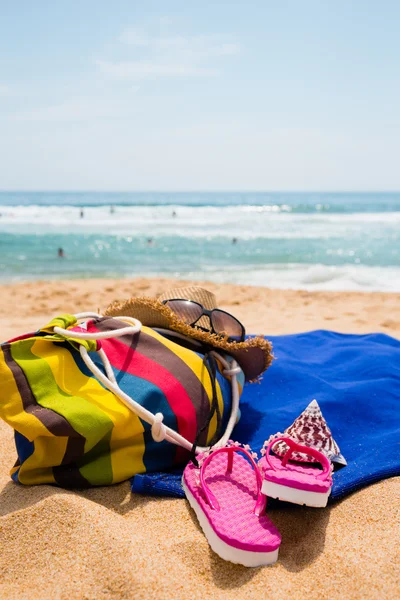 Vrouwen accessoires op het zandstrand — Stockfoto