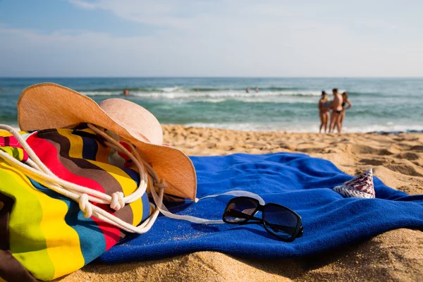 Vrouwen beach accessoires op een tropische kust — Stockfoto