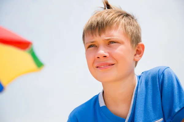 Porträtt av en pojke på en sommardag — Stockfoto