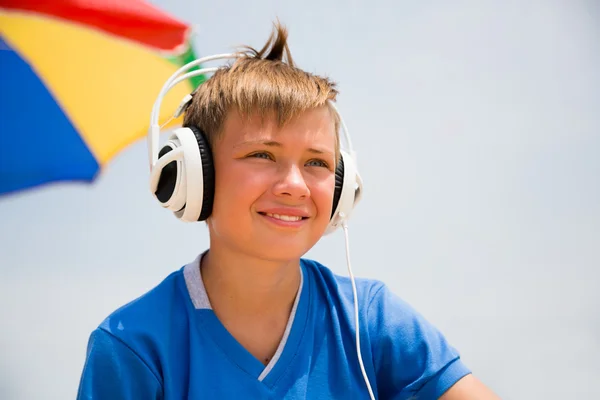 Jongen in de hoofdtelefoon buiten zomer — Stockfoto