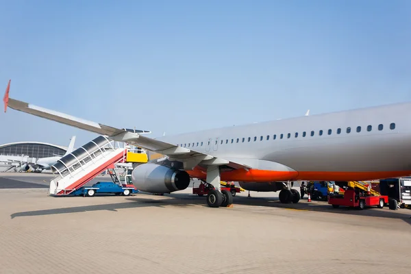 Passenger aircraft in the international airport of Hong Kong — Stock Photo, Image