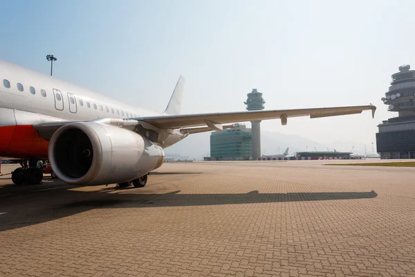 Passenger aircraft in the international airport of Hong Kong — Stock Photo, Image