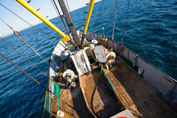 Pequeño cerquero de pesca va a pescar en aguas costeras — Foto de Stock