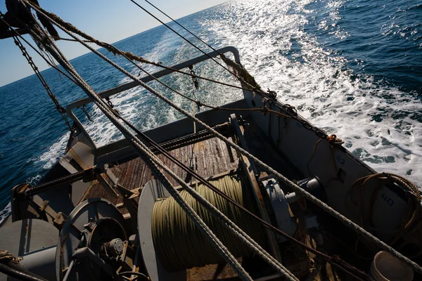 Pequeno cercador de pesca para a pesca nas águas costeiras — Fotografia de Stock