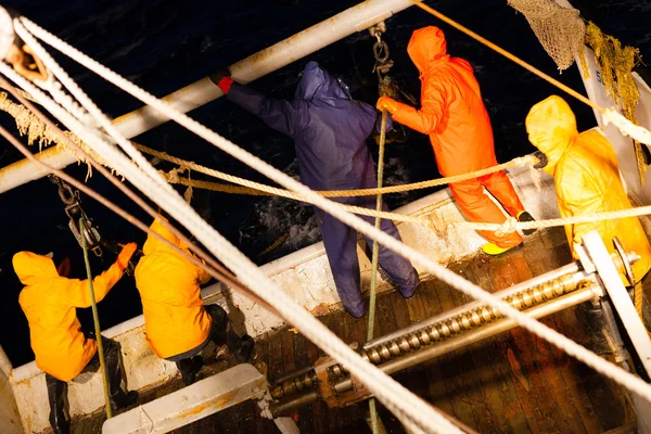 Fishermen pull the trawl to fish at night — Stock Photo, Image