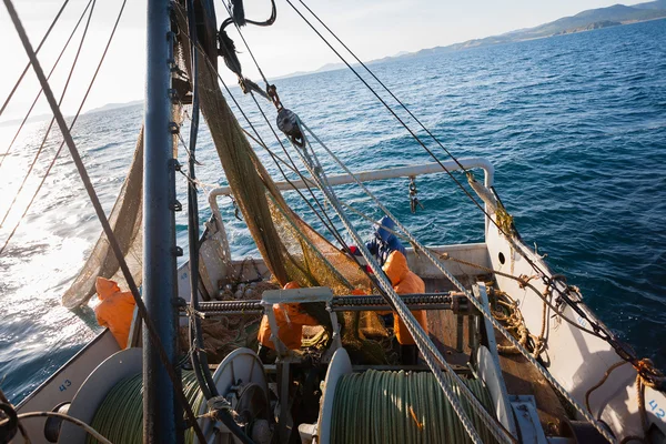 Fishermen pull trawl fish — Stock Photo, Image