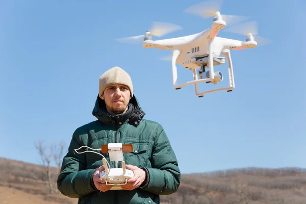 Homem controla os drones voadores — Fotografia de Stock