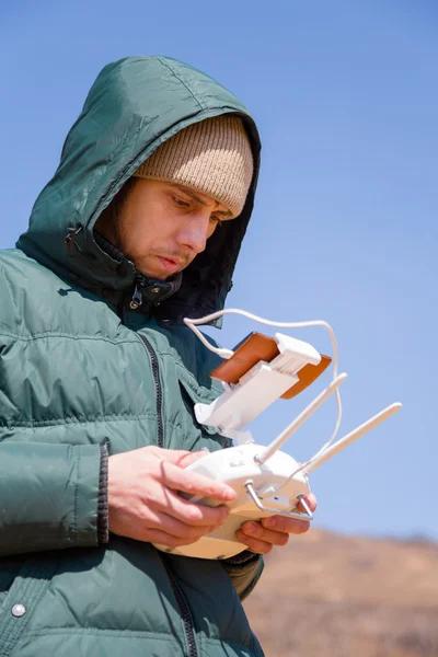 A fiatalember szabályozza a rádió-vezérelt drone — Stock Fotó