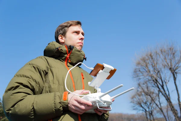 L'homme contrôle les drones volants — Photo