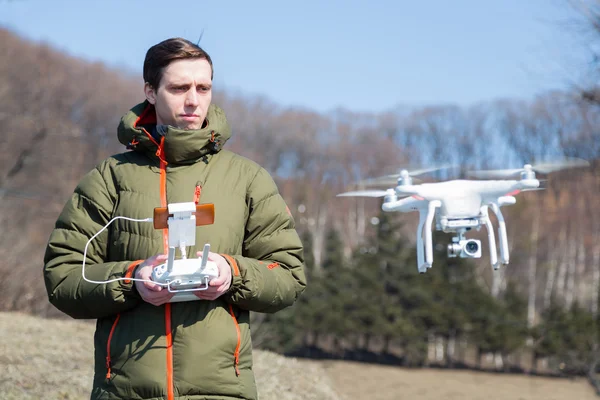 Ember irányítja a drone nyílt terepen — Stock Fotó