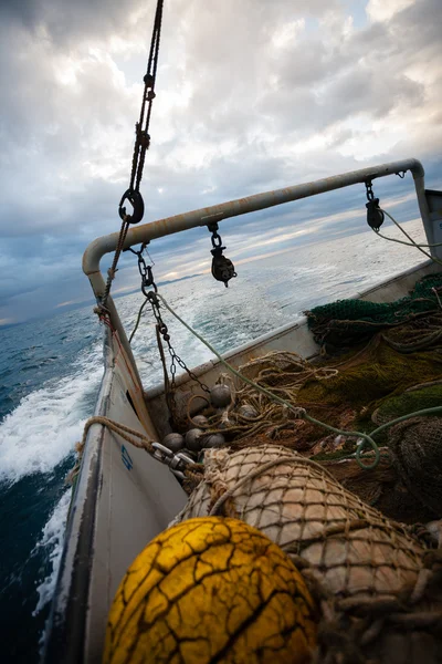 Ağlar Balık tutma ve balıkçı teknesi kıç tarafında arma — Stok fotoğraf