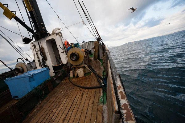 Malé rybářské lodi plovoucí na moři — Stock fotografie