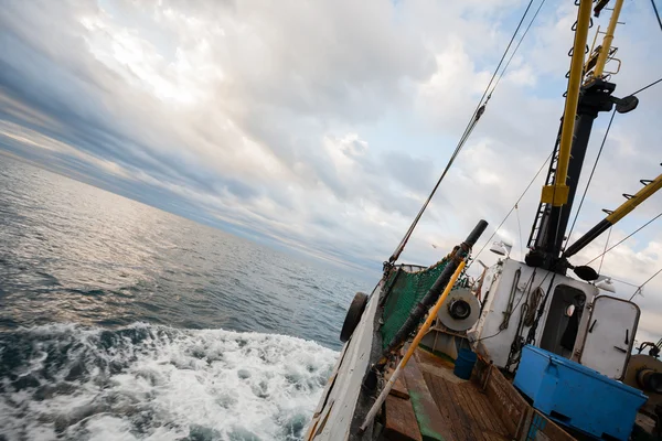 Liten fiskebåt som flyter på havet i tidig morgon — Stockfoto