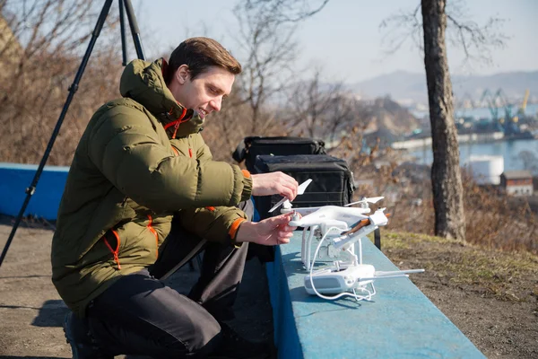 L'homme prépare un drone pour un vol contrôlé — Photo