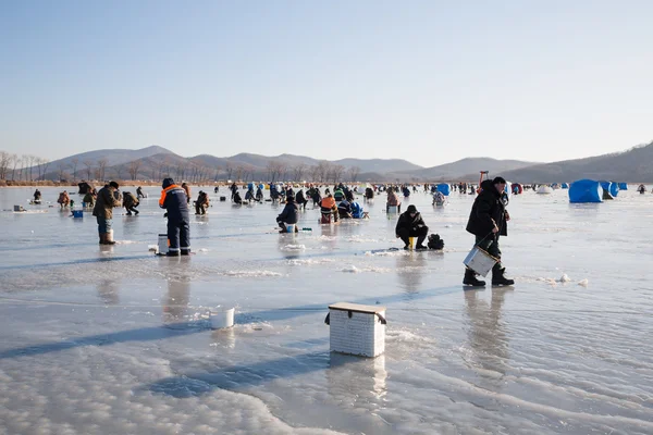 Pescatori sul ghiaccio del fiume la sera, Russia — Foto Stock