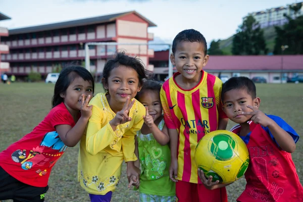 Freudige kinder in einem stadion in tanah rata, cameron highlands — Stockfoto