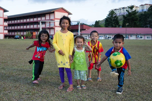 Des enfants joyeux dans un stade à Tanah Rata, Cameron Highlands — Photo