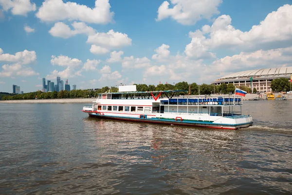 Passagier-Ausflugsschiff auf dem Fluss Moskau — Stockfoto